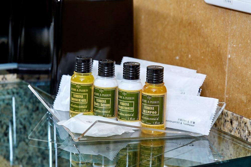 แอมบาสเดอร์ รอยัล ฮินฉู่ Hotel ซินจู๋ ภายนอก รูปภาพ A selection of toiletries