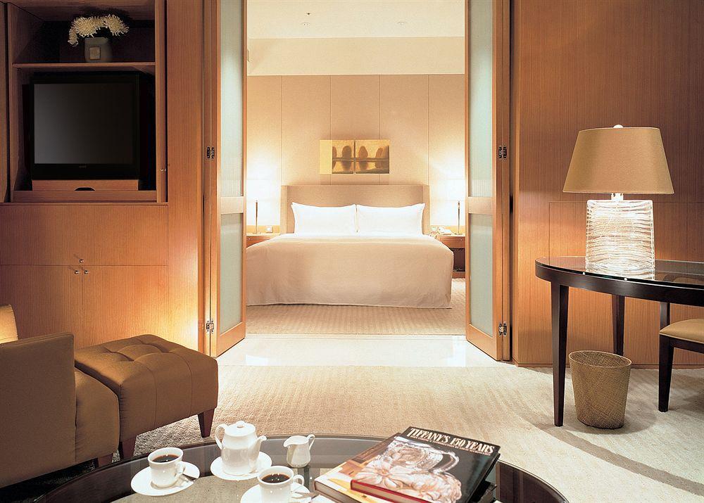 แอมบาสเดอร์ รอยัล ฮินฉู่ Hotel ซินจู๋ ห้อง รูปภาพ A suite at the Mandarin Oriental, Hong Kong