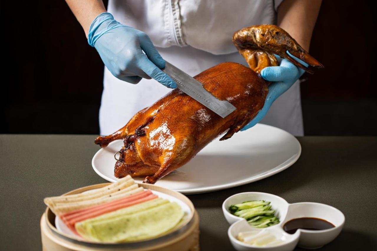 แอมบาสเดอร์ รอยัล ฮินฉู่ Hotel ซินจู๋ ภายนอก รูปภาพ Peking duck being prepared
