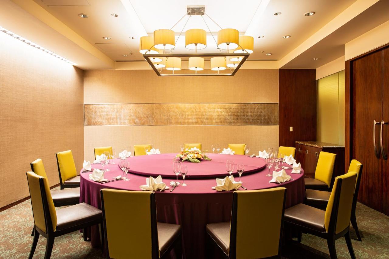 แอมบาสเดอร์ รอยัล ฮินฉู่ Hotel ซินจู๋ ภายนอก รูปภาพ A private dining room at a restaurant in Hong Kong