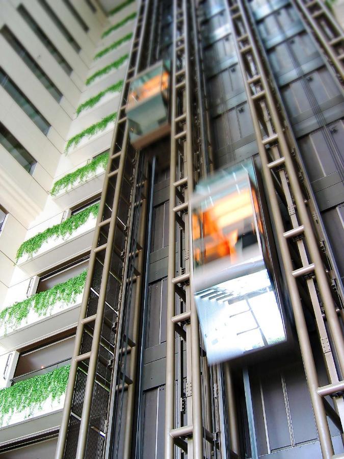 แอมบาสเดอร์ รอยัล ฮินฉู่ Hotel ซินจู๋ ภายนอก รูปภาพ The staircase in the atrium