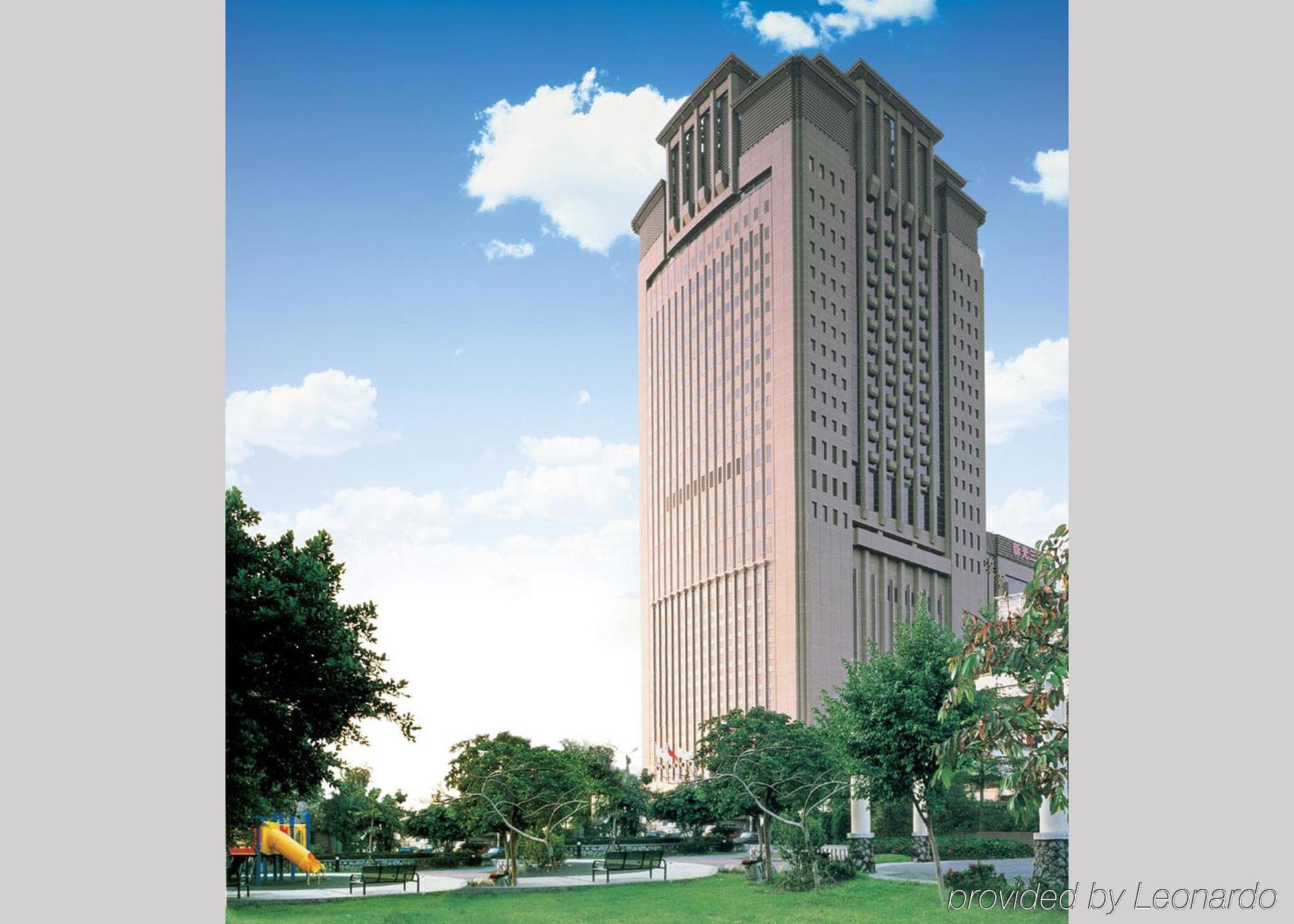 แอมบาสเดอร์ รอยัล ฮินฉู่ Hotel ซินจู๋ ภายนอก รูปภาพ The 30-storey, 100,000-square-meter (111,000 sq yd) headquarters of the National Police Agency in Nagatachō, Osaka