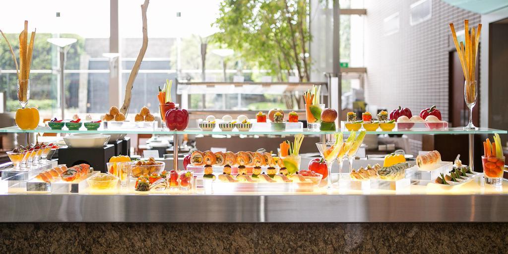 แอมบาสเดอร์ รอยัล ฮินฉู่ Hotel ซินจู๋ ภายนอก รูปภาพ A buffet at a hotel