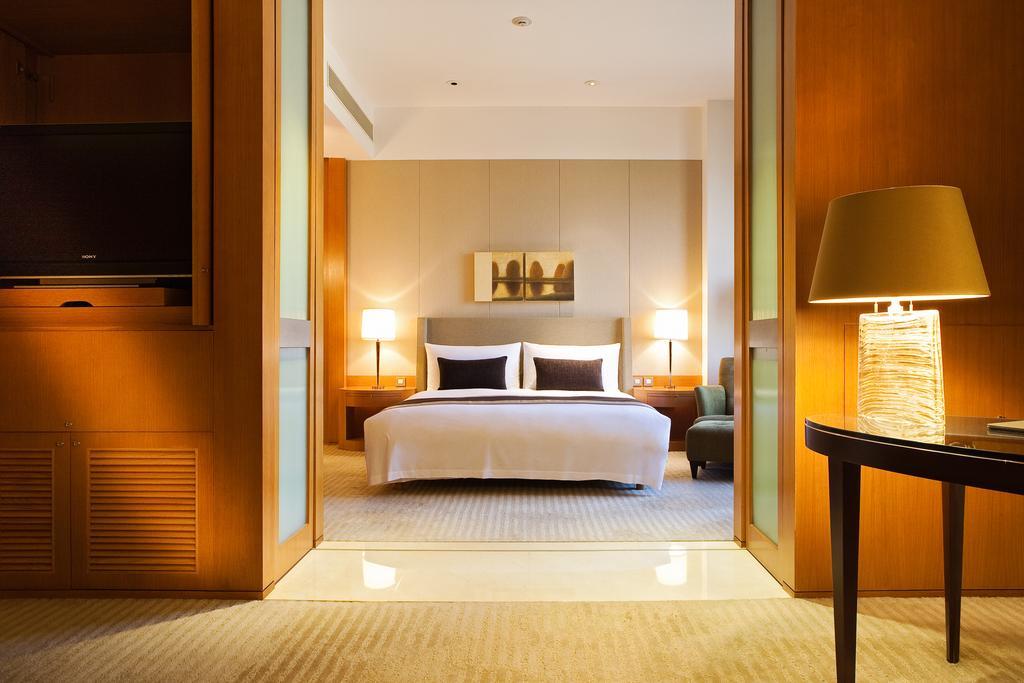 แอมบาสเดอร์ รอยัล ฮินฉู่ Hotel ซินจู๋ ภายนอก รูปภาพ A bedroom at the Mandarin Oriental, Hong Kong