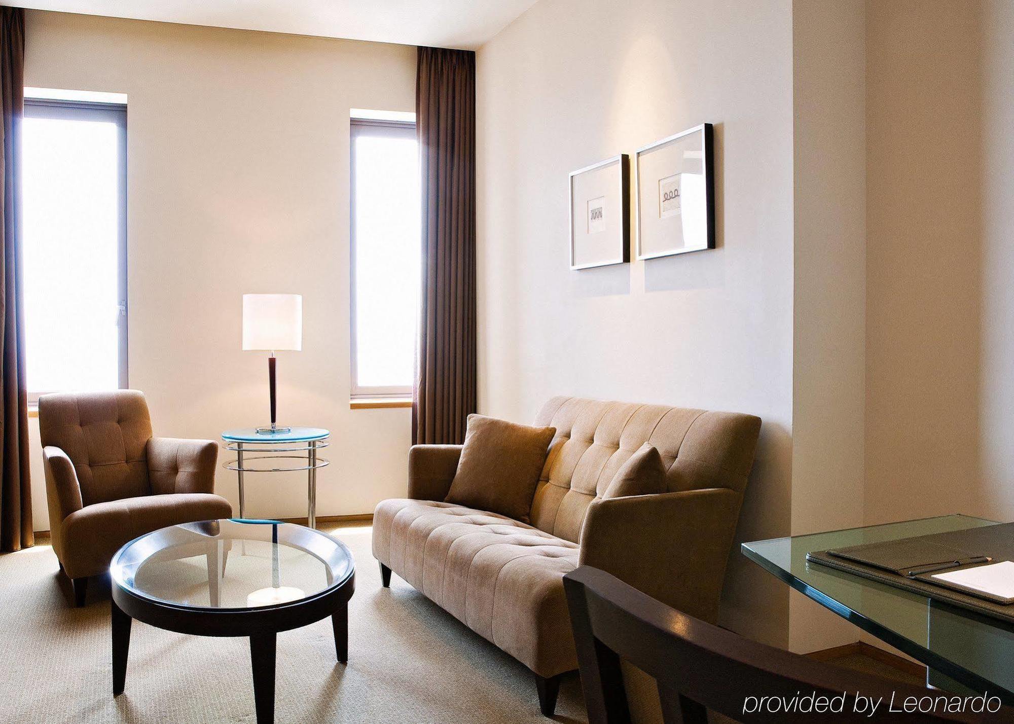 แอมบาสเดอร์ รอยัล ฮินฉู่ Hotel ซินจู๋ ห้อง รูปภาพ A living room in a suite at the hotel