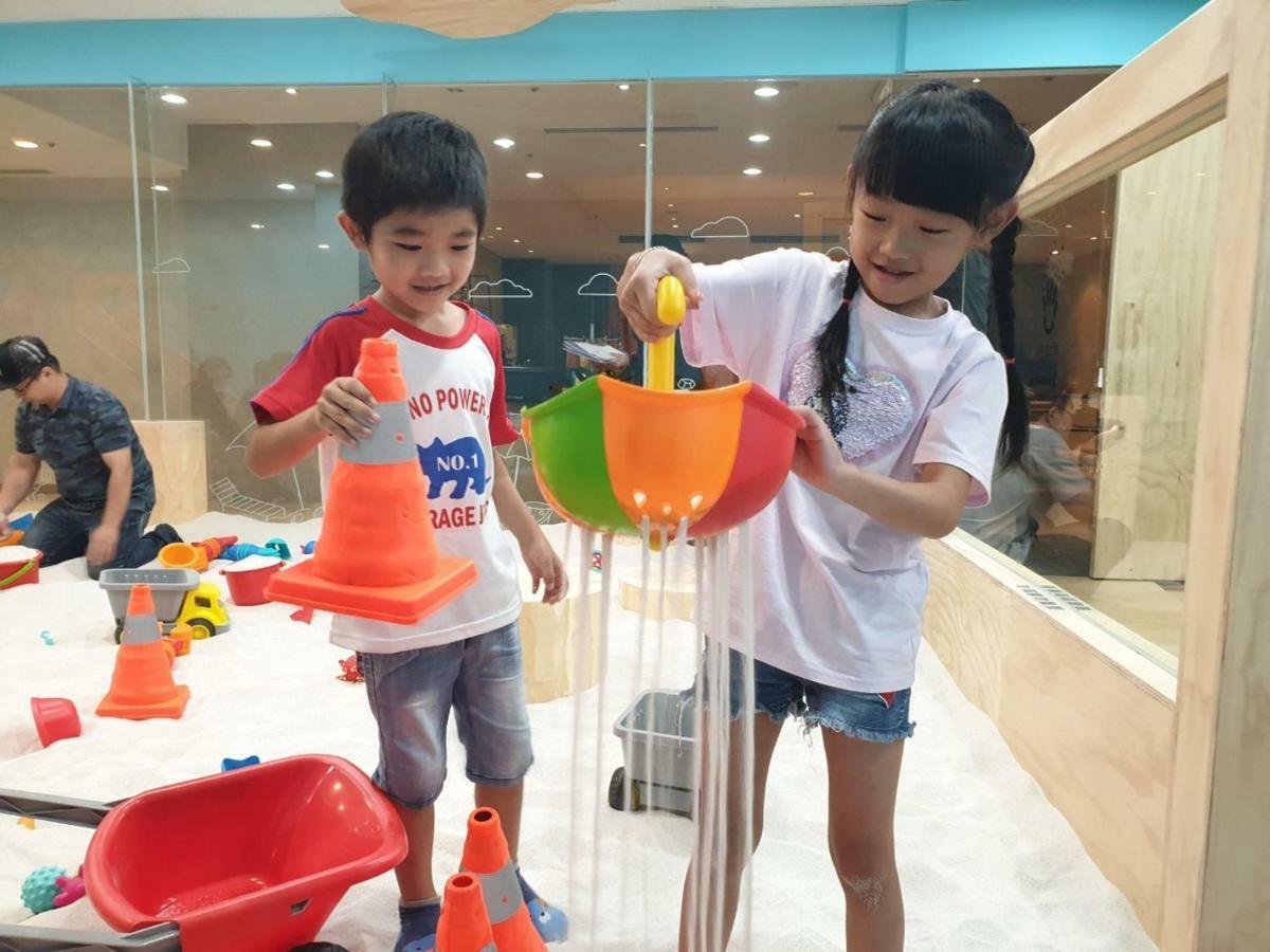 แอมบาสเดอร์ รอยัล ฮินฉู่ Hotel ซินจู๋ ภายนอก รูปภาพ Children playing with water at the Waterworks Museum
