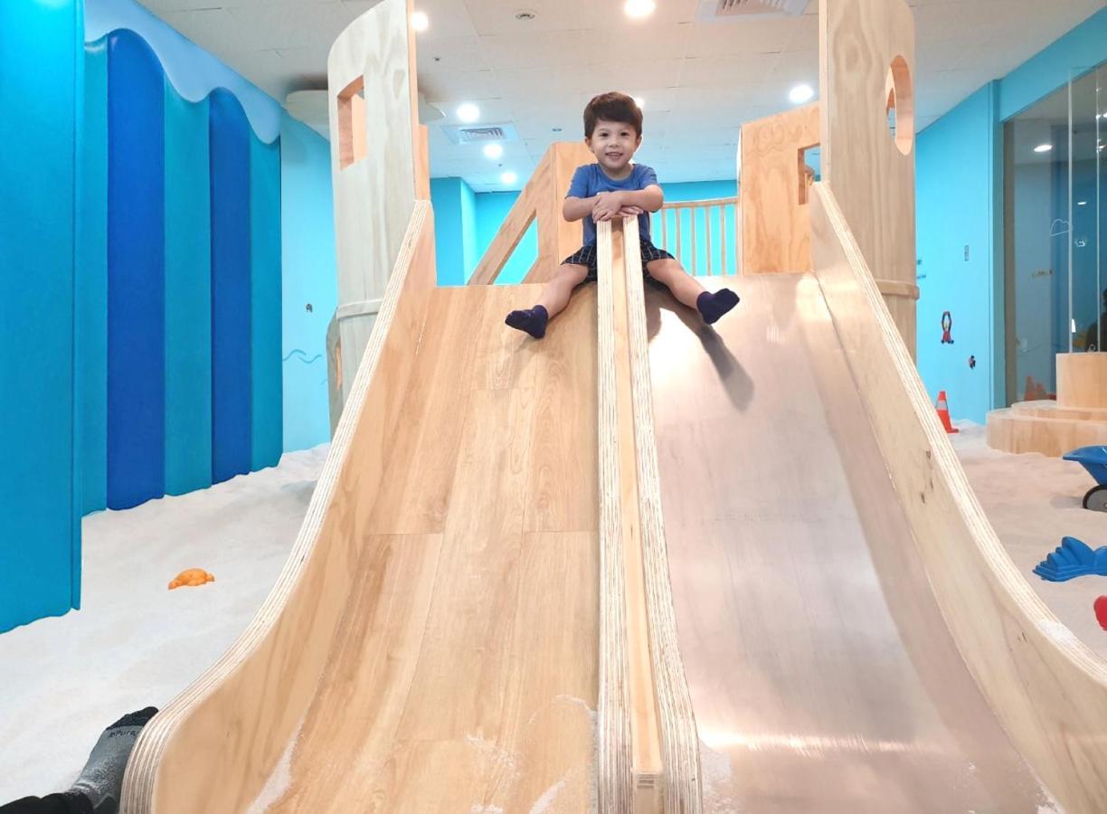 แอมบาสเดอร์ รอยัล ฮินฉู่ Hotel ซินจู๋ ภายนอก รูปภาพ A child on a slide